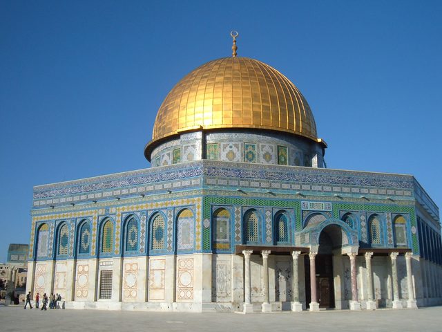 الإحتلال يبعد ثلاثة أشقاء عن الأقصى