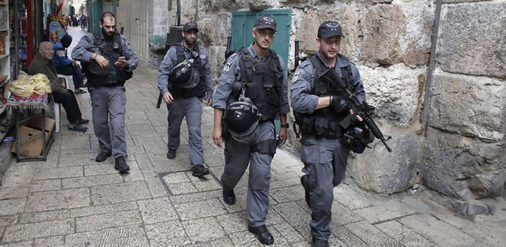 بلدية الإحتلال تلتقط صور منشآت وشوارع جنوب المسجد الاقصى