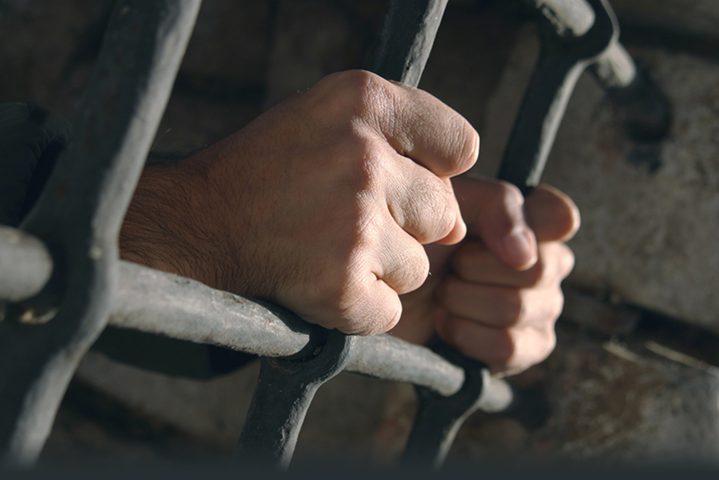 تحت ذريعة الأمن.. الوحدات الخاصة تنقل أقساماً بأكملها في السجون