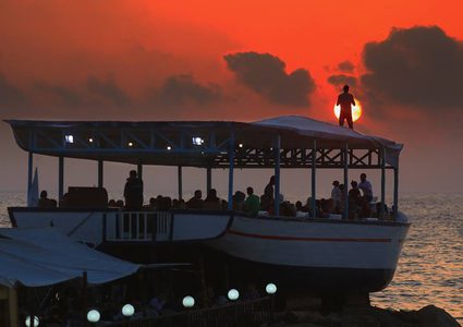 بالصور: ما سرّ انجذاب أهالي غزة لـ"لولو روز" ؟