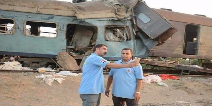 مصر تعاقب مسعفين التقطوا صور "سلفي" قرب حادث القطارين