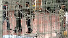 أسرى "نفحة" يشتكون الاكتظاظ وانتشار الحشرات