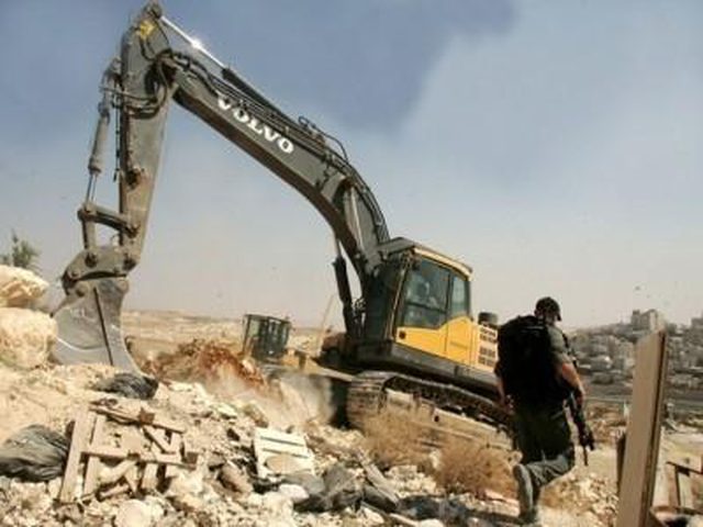 الاحتلال يخلي منزل في بلدة سلوان بالقدس المحلتة تمهيدًا لهدمه(فيديو)