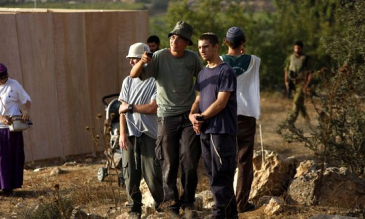 مستوطنون ينصبون بيوتًا متنقلة غرب بيت لحم