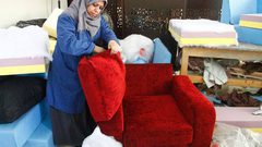 بالصور: للمرَّة الأولى ..نساء يتميّزن بأعمال النجارة في غزة