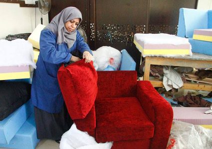 بالصور: للمرَّة الأولى ..نساء يتميّزن بأعمال النجارة في غزة