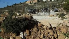 الاحتلال يغلق طرقًا زراعية