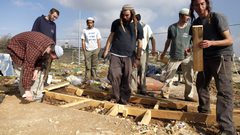 نصب بيوت استيطانية جديدة غرب بيت لحم