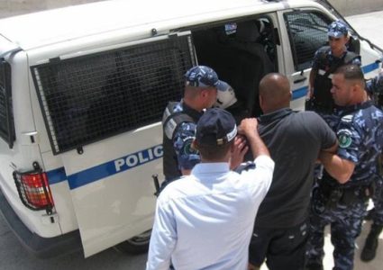 هذا ما ضبطته شرطة نابلس بحوزة ستة أشخاص مشتبه بتنقيبهم عن آثار