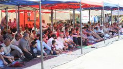 أهالي قلقيلية يقيمون صلاة الجمعة في ساحة مستشفى الوكالة المهددة بالإغلاق