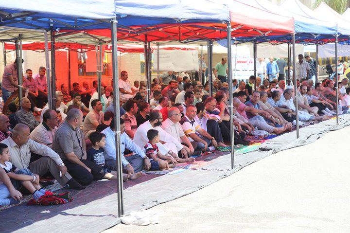 أهالي قلقيلية يقيمون صلاة الجمعة في ساحة مستشفى الوكالة المهددة بالإغلاق