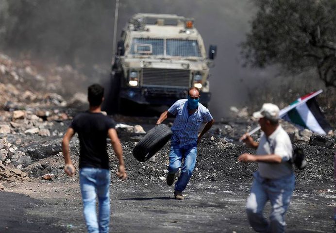 قوات الإحتلال تقمع مسيرة كفر قدوم الأسبوعية