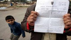 مواطنون يؤدون صلاة الجمعة في محيط منازل مهددة بالهدم