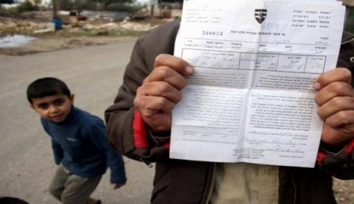 مواطنون يؤدون صلاة الجمعة في محيط منازل مهددة بالهدم