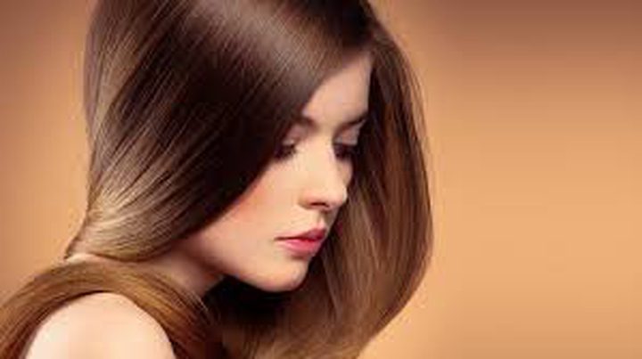 حيل طبيعية لتفتيح لون الشعر دون صبغة