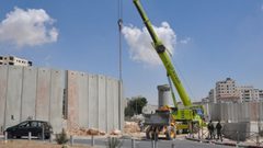 الاحتلال يشرع ببناء مقطع من الجدار في أراضي يعبد