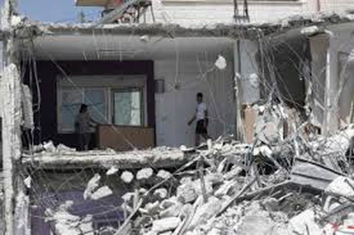 الاحتلال يهدم روضة للأطفال ويهدد بهدم منازل