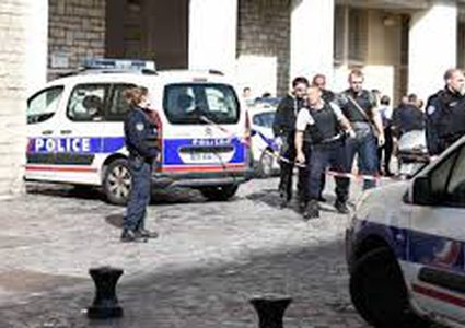 قتيل وإصابات في اصطدام سيارة بمحطتي حافلات في فرنسا