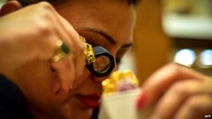 مطلوب بائعة مجوهرات