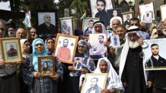 ذوو الأسرى يتضامنون مع أبنائهم القابعين في سجون الاحتلال