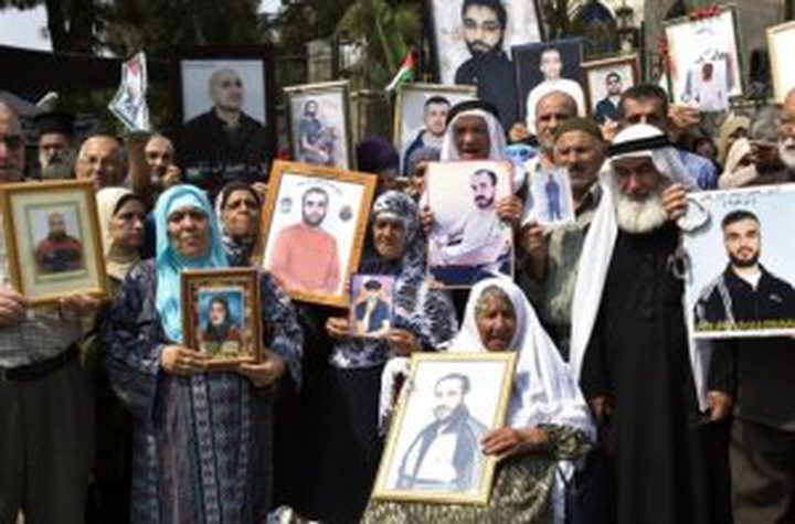 ذوو الأسرى يتضامنون مع أبنائهم القابعين في سجون الاحتلال