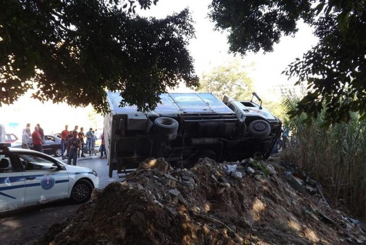 بالصور: إصابة مواطن بحادث انقلاب شاحنة في نابلس
