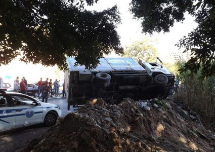 بالصور: إصابة مواطن بحادث انقلاب شاحنة في نابلس