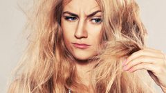 خطوات لمعالجة حروق وتلف أطراف الشعر