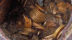 بالفيديو: مصري يكتشف كنوز قارون ويطالب السيسي بـ10%