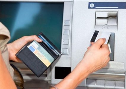 طالب بريطاني يبتكر بطاقة بنكية "تعبس" إذا صرفت مبلغا مرتفعا