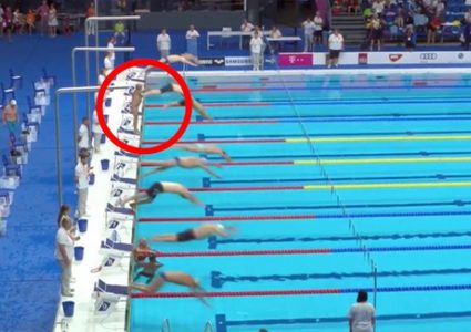 سباح إسباني يتخلى عن بطولة العالم مقابل دقيقة حداد