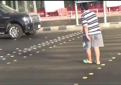 الشرطة تحتجز صبيًا لرقصه في الشارع (فيديو)