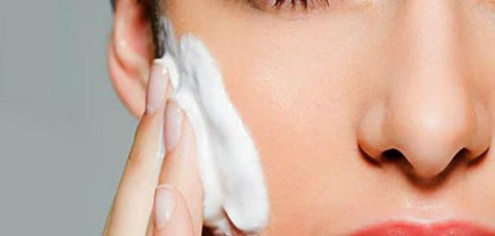 كيف تستخدمين كريمات تنضيف البشرة بطرق صحيحة