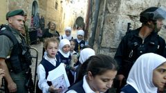 الإحتلال يفصل معلمين فلسطينيين بذريعة "التحريض"