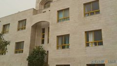 مئات المواطنين يؤدون "الجمعة" في ساحة مستشفى الوكالة إحتجاجاً على قرار إغلاقه