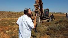 مستوطنون يجرفون أرض وقف اسلامي غرب سلفيت