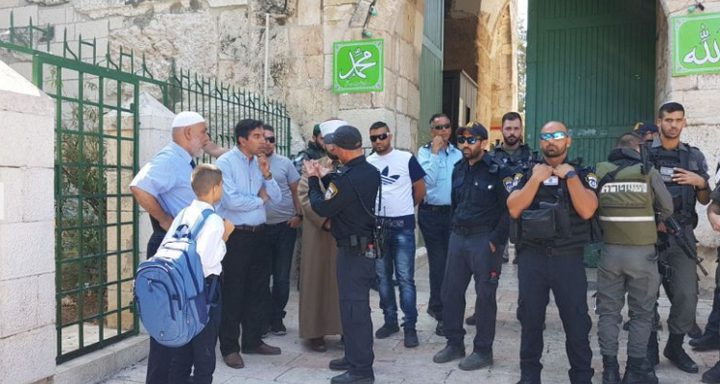 القدس: الإحتلال يفتش الطلبة خلال دخولهم مدارسهم