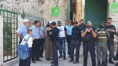 القدس: الإحتلال يفتش الطلبة خلال دخولهم مدارسهم