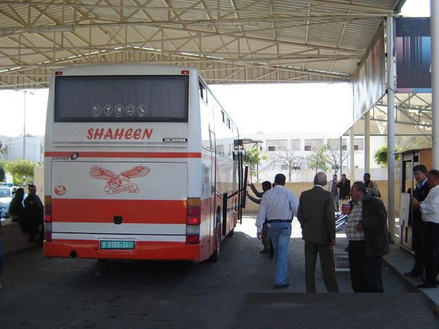 الاحتلال يمنع شابا من السفر لأداء فريضة الحج
