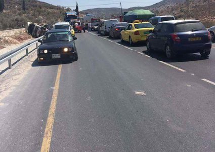 بالصور: إصابة مواطن اثر حادث انقلاب "ونش"