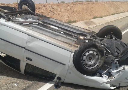 أربع إصابات جراء انقلاب مركبة (صور)