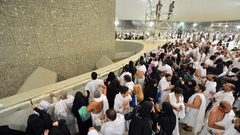 أكثر من مليوني حاج يرمون جمرة العقبة في مشعر منى