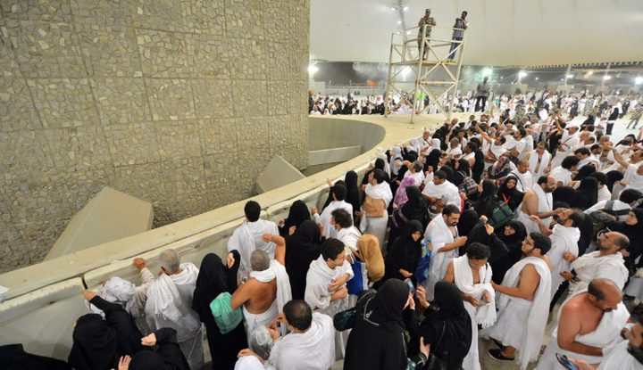 أكثر من مليوني حاج يرمون جمرة العقبة في مشعر منى