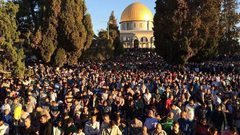 الآلاف يؤدون صلاة العيد في الأقصى