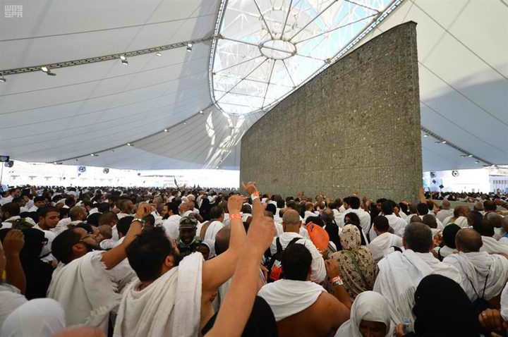 الحجاج يواصلون رمي الجمرات في أيام التشريق