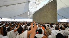 الحجاج يواصلون رمي الجمرات في أيام التشريق