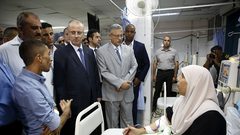 رئيس الوزراء يعود المرضى بمستشفى طولكرم