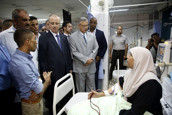 رئيس الوزراء يعود المرضى بمستشفى طولكرم