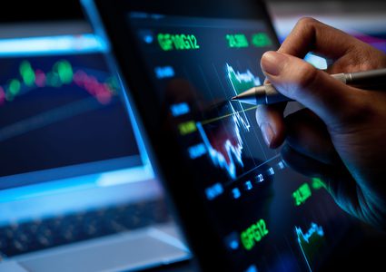 خبراء إقتصاد: مخطئ من يقارن حقبتين إقتصاديتين مختلفتين