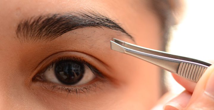 اكتشفي صيحة حواجب النجمات الغريبة... هل تجرأين على اعتمادها؟
